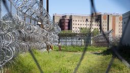 ARCHIVO – El complejo carcelario de Rikers Island en el distrito de Bronx en Nueva York, el martes 7 de mayo de 2024. (AP Foto/Ted Shaffrey, Archivo)
