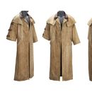 Esta combinación de imágenes publicada por Heritage Auctions muestra varios ángulos de una gabardina de cuero usada por el actor Ron Perlman en Hellboy, un artículo que será subastado de la colección del cineasta Guillermo del Toro. (Heritage Auctions via AP)