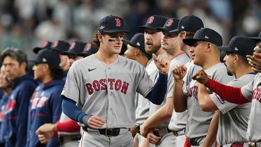 El bateador designado de los Medias Rojas de Boston, Roman Anthony, saluda a sus compañeros antes del primer juego de la serie de comodines de la Liga Americana de béisbol contra los Yankees de Nueva York, el 29 de septiembre de 2026, en Nueva York. (Foto AP/Frank Franklin II)
