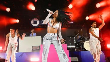 ARCHIVO - La música Becky G se presenta durante Art Basel en Miami Beach el 9 de diciembre de 2023. (Foto Scott Roth/Invision/AP, archivo)