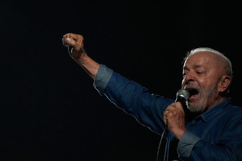 El presidente brasileño Luiz Inácio Lula da Silva habla ante partidarios tras su reelección, en Sao Paulo, Brasil, el 25 de octubre de 2026. (AP foto/Natacha Pisarenko)