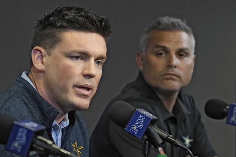 El presidente de operaciones de los Rays de Tampa Bay Erik Neander y el mánager Kevin Cash hablan en conferencia de prensa al final de la temporada el lunes 9 de octubre del 2023. (AP Foto/Chris OMeara)