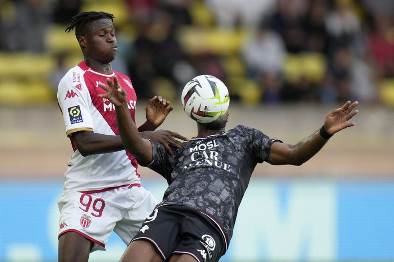 Oscar Estupiñan, derecha, de Metz, disputa un balón con Wilfried Singo, de Mónaco, durante el partido de la Liga 1 de Francia entre AS Mónaco y FC Metz, en el Stade Louis II, en Mónaco, el domingo 22 de octubre de 2023. (AP Foto/Daniel Cole)