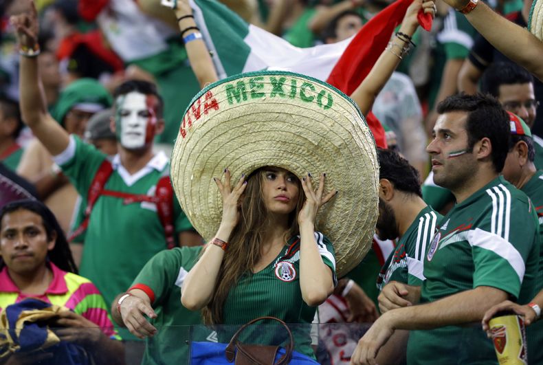Fan&aacute;ticos de M&eacute;xico festejan durante el partido contra Croacia en el Mundial el lunes, 23 de junio de 2014, en Recife, Brasil. (AP Photo/Ricardo Mazalan)