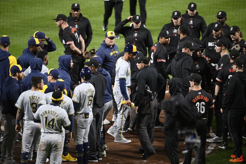 Los Orioles de Baltimore y los Cerveceros de Milwaukee protagonizan un altercado durante el juego del viernes 12 de abril de 2024 (AP Foto/Nick Wass)