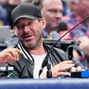 ARCHIVO - Tony Romo, derecha, exquarterback de los Cowboys de Dallas, y analista de NFL en CBS, asiste a un partido de baloncesto de la NBA entre los Pacers de Indiana y los Mavericks de Dallas, el 5 de marzo de 2024, en Dallas. (AP Foto/Tony Gutierrez, Archivo)
