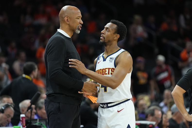 Monty Williams, entrenador de los Suns de Phoenix, saluda a Ish Smith, base de los Nuggets de Denver, en el sexto partido de las semifinales de la Conferencia Oeste, el jueves 11 de mayo de 2023 (AP Foto/Matt York)