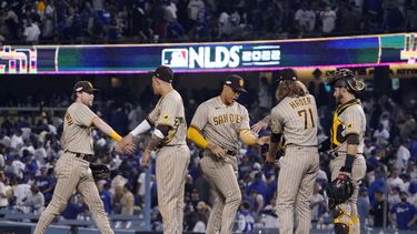 Con jonrón de Machado, Padres emparejan serie ante Dodgers