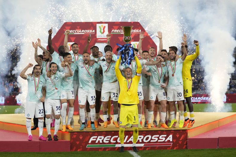 Jugadores del Inter Milán celebran con el trofeo al final de la Copa de Italia, partido en el que superaron a Fiorentina en el estadio Olímpico de Roma, el miércoles 24 de mayo de 2023. Lautaro Martínez anotó un par de goles en la remontada del Inter de Milán para ganar 2-1 en la Copa de Italia. (AP Foto/Andrew Medichini)
