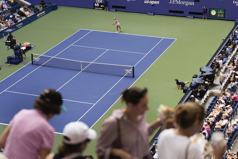 Espectadores de desplazan durante el partido entre Varvara Gracheva y Coco Gauff en la primera ronda del Abierto de Estados Unidos, el lunes 26 de agosto de 2024. (AP Foto/Matt Rourke)