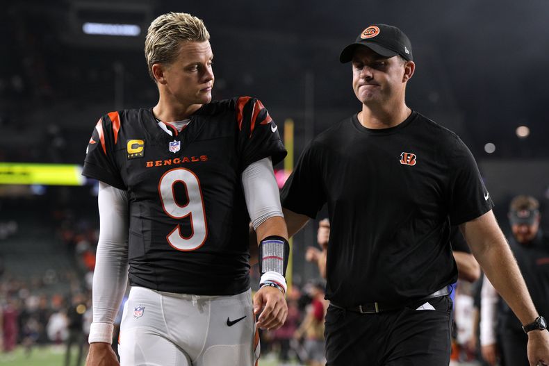 El quarterback de los Bengals de Cincinnati Joe Burrow sale del campo con el entrenador Zac Taylor tras la derrota ante los Commanders de Washington el lunes 23 de septiembre del 2024. (AP Foto/Jeff Dean)