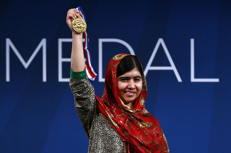 Malala Yousafzai sostiene su Medalla de la Libertad durante una ceremonia en el Centro Nacional de la Constituci&oacute;n el martes 21 de octubre de 2014 en Filadelfia. (Foto AP/Matt Rourke)