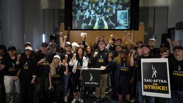 La presidenta del sindicato de actores SAG-AFTRA, Fran Drescher, y el director ejecutivo nacional y negociador principal de SAG-AFTRA, Duncan Crabtree-Ireland, en el centro, posan con miembros de SAG-AFTRA durante una conferencia de prensa que anuncia una huelga del sindicato el jueves, 13 de julio de 2023, en Los Ángeles. Esta es la primera vez desde 1960 que actores y guionistas de Hollywood están en huelga al mismo tiempo. (Foto AP/Chris Pizzello)