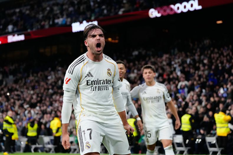 ARCHIVO - Foto del 17 de enero del 2026, Rau Asencio del Real Madrid celebra tras anotar el seugndo gol de su equipo en el encuentro de La Liga ante el Levante. (AP Foto/Jose Breton, Archivo)