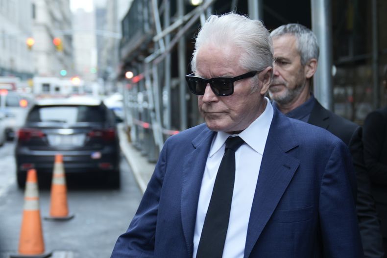 El músico Don Henley sale de la corte en Nueva York, el miércoles 28 de febrero de 2024. Henley, exintegrante de la banda Eagles, había acusado a tres hombres de retener e intentar vender hojas supuestamente robadas con la letra escrita a mano de Hotel California y otros éxitos de la banda. El 6 de marzo fiscales de Nueva York retiraron los cargos en el caso. (Foto AP/Seth Wenig)