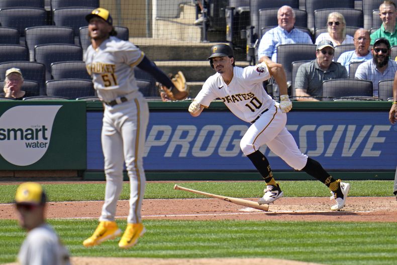 Bryan Reynolds (10) de los Piratas de Pittsburgh conecta un sencillo ante el lanzador Freddy Peralta de los Cerveceros de Milwaukee, el miércoles 6 de septiembre de 2023. (AP Foto/Gene J. Puskar)