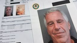 ARCHIVO - Documentos que se incluyeron en la publicación de los archivos de Jeffrey Epstein por parte del Departamento de Justicia de EE. UU. fotografiados el viernes 2 de enero de 2026. (Foto AP/Jon Elswick, File)