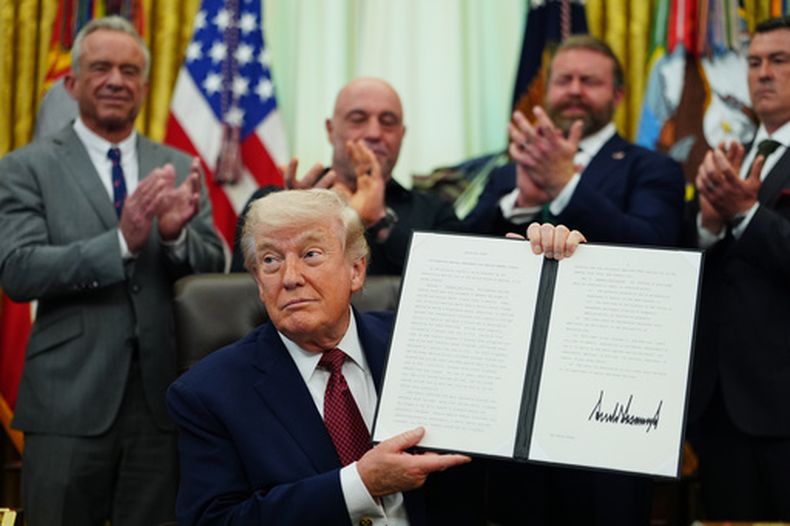 El presidente de Estados Unidos, Donald Trump, sostiene una orden ejecutiva firmada en la Oficina Oval de la Casa Blanca, el sábado 18 de abril de 2026, en Washington. (AP Foto/Julia Demaree Nikhinson)