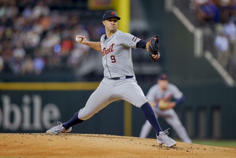 El abridor de los Tigres de Detroit Jack Flaherty lanza en la primera entrada del juego ante los Rangers de Texas el martes 4 de junio del 2024. (AP Foto/Gareth Patterson)