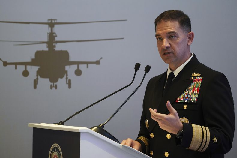 El vicealmirante de la Armada estadounidense Brad Cooper, comandante de la Quinta Flota basada en Bahréin, en Abu Dabi, Emiratos Árabes Unidos, el 21 de febrero de 2023.. (Foto AP /Jon Gambrell)