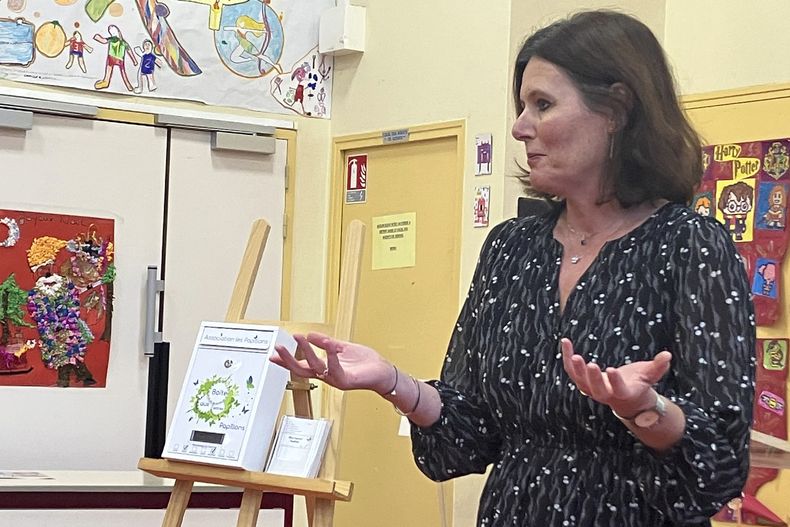 Geraldine Gythiel, directora de una escuela primaria de París, muestra un buzón especial para que los niños puedan denunciar abusos, el primero que se instala en la capital francesa luego de que el país ha registrado más víctimas de abuso sexual en los últimos años, en París, el jueves 30 de enero de 2025. (AP Foto/Sylvie Corbet)