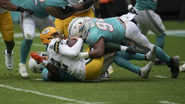 Rodgers no entrena con Packers por lesión, pero espera jugar