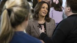 La candidata demócrata presidencial Kamala Harris conversa con clientes de la tienda Penzeys Spices durante una parada en su gira de campaña, el sábado 7 de septiembre de 2024, en Pittsburgh, Pensilvania. (AP Foto/Rebecca Droke)