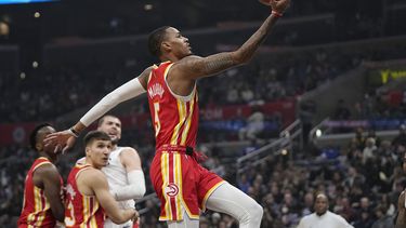 Young anota 30, Hawks remontan para derrotar a Clippers