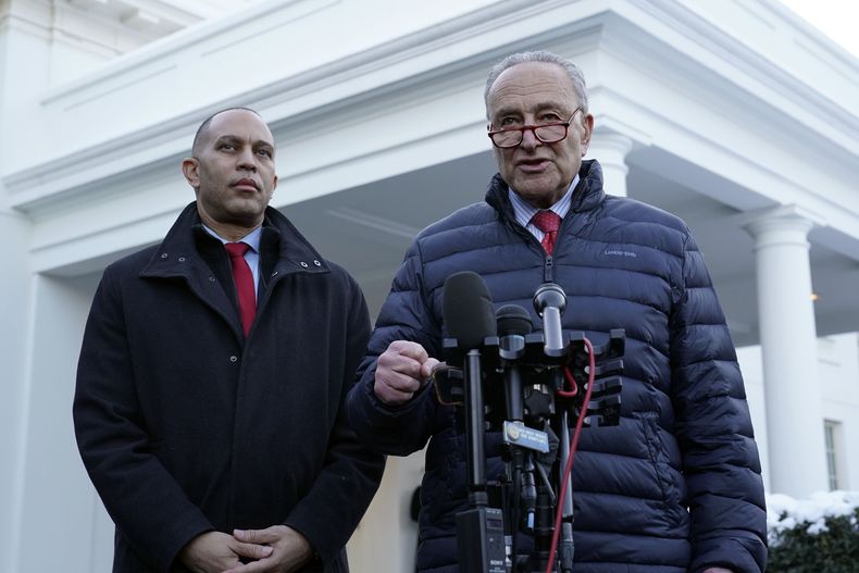 El líder de la mayoría en el Senado, Chuck Schumer, de Nueva York, habla con reporteros junto al líder de la minoría en la Cámara de Representantes, Hakeem Jeffries, también por Nueva York, en el exterior de la Casa Blanca, en Washington, el 17 de enero de 2024, tras una reunión con el presidente de Estados Unidos, Joe Biden. (AP Foto/Susan Walsh)