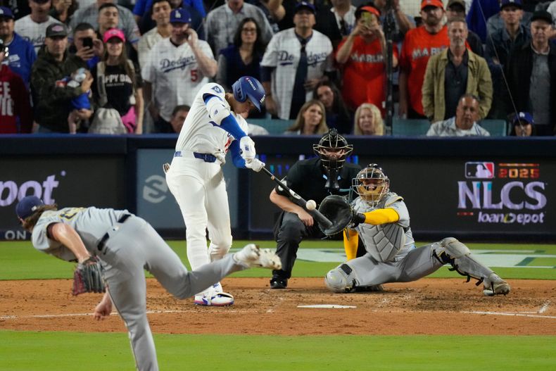 El japonés Shohei Ohtani conecta su tercer jonrón del cuarto juego de la Serie de Campeonato de la Liga Nacional ante los Cerveceros de Milwaukee, el viernes 17 de octubre de 2025 (AP Foto/Mark J. Terrill)