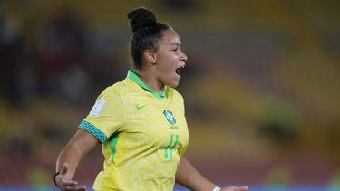 La brasileña Dudinha festeja luego de marcar ante Camerún en el Mundial Sub20, el miércoles 11 de septiembre de 2024, en Bogotá (AP Foto/Fernando Vergara)