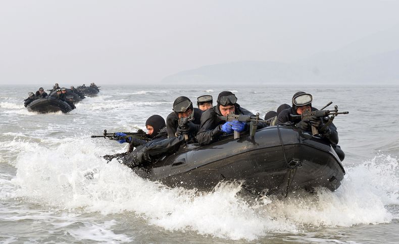 Marines de Corea del Sur y EEUU viajan en botes inflables durante un ejercicio militar conjunto en aguas cercanas a la isla Ganghwa, entre las dos Coreas, el 10 de febrero de 2015. (Foto, Yonhap vía AP, Archivo)