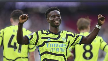 Bukayo Saka del Arsenal celebra tras anotar el quinto gol de su equipo en el triunfo ante el West Ham en el encuentro de la Liga Premier el domingo 11 de febrero del 2024. (AP Foto/Ian Walton)