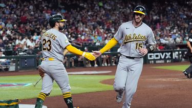 Jonah Heim (15), de los Atléticos, celebra su carrera anotada contra los Diamondbacks de Arizona junto con Shea Langeliers (23), de los Atléticos, durante la tercera entrada de un partido de béisbol, el miércoles 22 de julio de 2026, en Phoenix. (Foto AP/Ross D. Franklin)