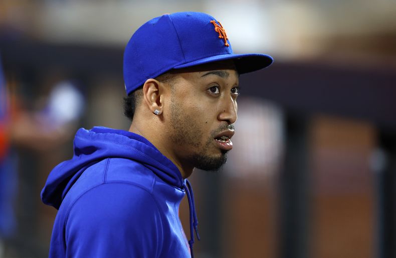 El puertorriqueño Edwin Díaz, de los Mets de Nueva York, mira desde la cueva el séptimo inning del encuentro ante los Marlins de Miami, el martes 11 de junio de 2024 (AP Foto/Noah K. Murray)