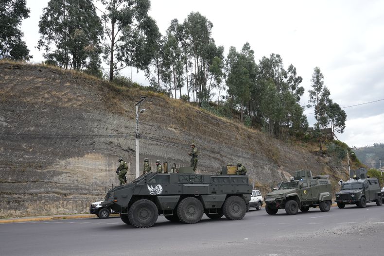 Soldados vigilan el perímetro de una protesta antigubernamental en Otavalo, Ecuador, el miércoles 24 de septiembre de 2025. (Foto AP/Dolores Ochoa)