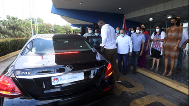 el regimen cubano le regala al luchador greco-romano mijain lopez un mercedes-benz e class