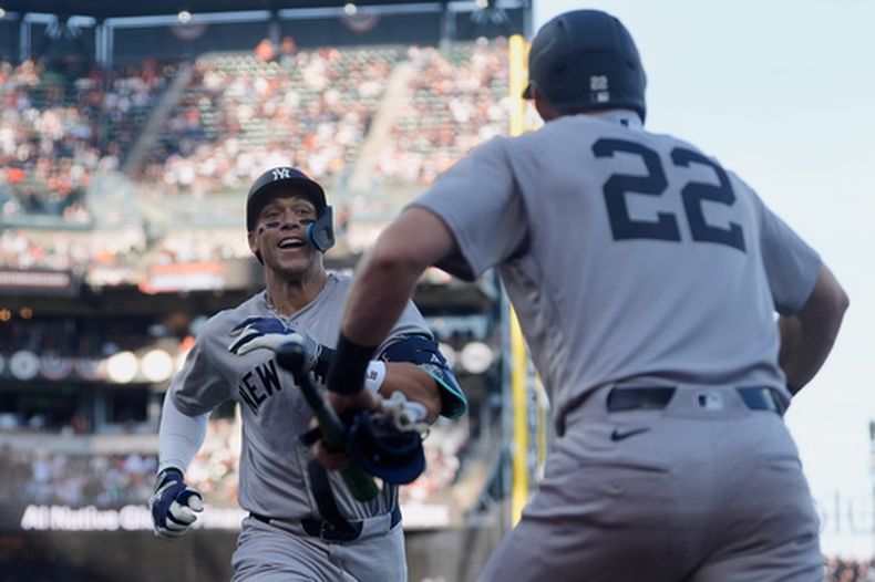 Aaron Judge, de los Yankees de Nueva York, es felicitado por Ben Rice, luego de batear un jonrón ante los Gigantes de San Francisco, el sábado 28 de marzo de 2026 (AP Foto/Jeff Chiu)