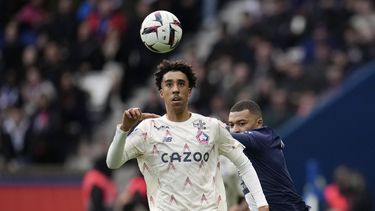 ARCHIVO - Leny Yoro, de Lille, controla el balón delante de Kylian Mbappé, del París Saint-Germain, en un partido de la Liga Uno, el domingo 9 de febrero de 2023 (AP Foto/Christophe Ena, archivo)