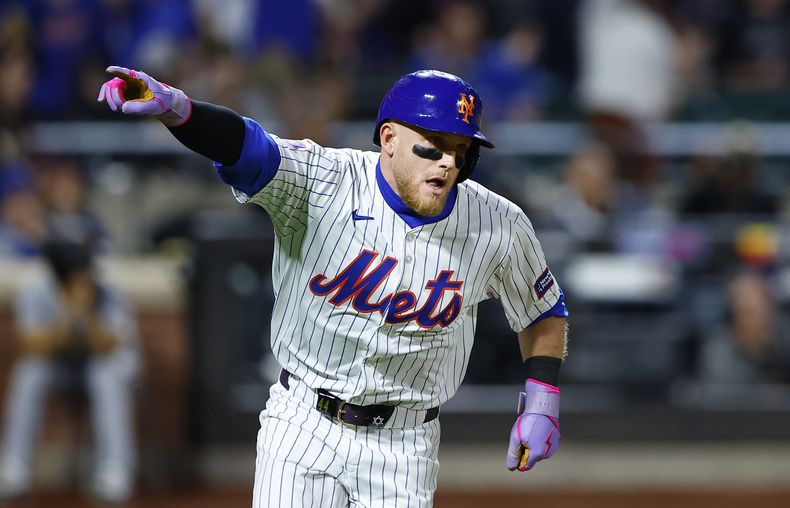 Harrison Bader, de los Mets de Nueva York, reacciona después de conectar un doble contra los Piratas de Pittsburgh durante la octava entrada de un juego de béisbol, el lunes 15 de abril de 2024, en Nueva York. (AP Foto/Noah K. Murray)