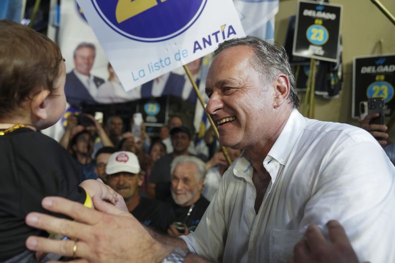 Álvaro Delgado, el candidato presidencial del gobernante Partido Nacional, sonriente en un acto de campaña a seis días de las elecciones generales, en Maldonado, Uruguay, el miércoles 21 de octubre de 2024. (AP Foto/Matilde Campodónico)