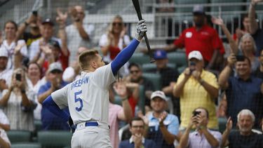Taylor rompe un empate, Dodgers ganan a Bravos 5-3 en 11