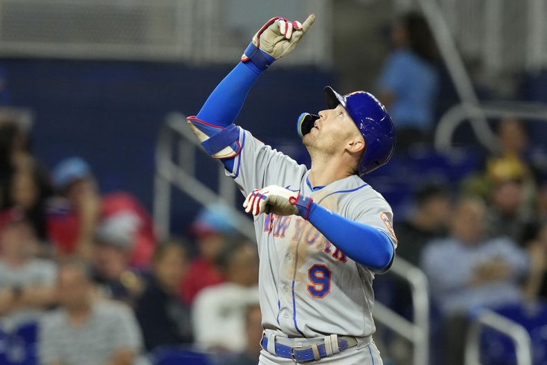 Brandon Nimmo, de los Mets de Nueva York, recorre las bases tras conectar un jonrón en el juego del miércoles 20 de septiembre de 2023, ante los Marlins de Miami (AP Foto/Lynne Sladky)