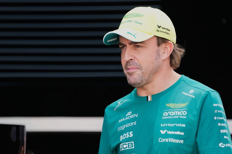El piloto de Aston Martin, el español Fernando Alonso, camina por el paddock antes del Gran Premio de Hungría de Fórmula Uno que se disputará el domingo, en el autódromo de Hungaroring en Mogyoród, cerca de Budapest, Hungría, el jueves 23 de julio de 2026. (Foto AP/Darko Bandic)