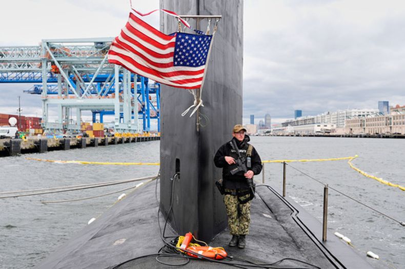 Un marinero monta guardia cerca de la vela del USS Massachusetts, el nuevo submarino nuclear de ataque de la Marina estadounidense, el viernes 27 de marzo de 2026, en Boston. (AP Foto/Robert F. Bukaty)