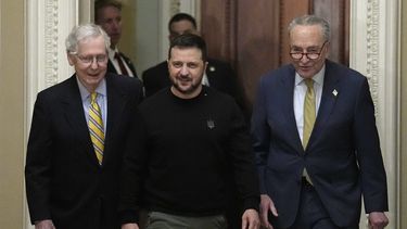 El presidente ucraniano Volodymyr Zelenskyy, centro, entra al Capitolio flanqueado por el líder de la minoría Mitch McConnell, izquierda, y el líder de la mayoría Chuck Schumer, Washington, martes 12 de diciembre de 2023. (AP Foto/Susan Walsh)