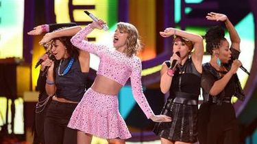 americateve | Cuando Taylor Swift lanzó en 2010 su disco ganador del Grammy cargado de banjo, "Mean", hubo muchas personas que criticaron a la veinteañera y ella respondió contraatacando.