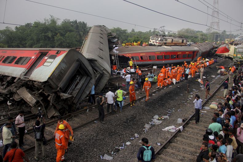 Socorristas trabajan en la zona donde se descarrilaron dos trenes de pasajeros que dejaron al menos 280 muertos, en Balasore, en el este de la India, el 3 de junio de 2023.(Foto AP)