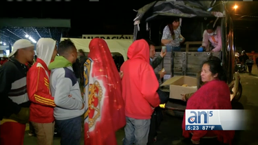 cientos de venezolanos se concentran para entrar a peru antes de la medianoche