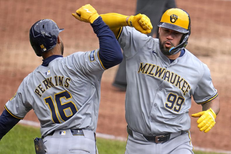 Gary Sánchez (99) de los Cerveceros de Milwaukee celebra con Blake Perkins tras batear un jonrón de dos carreras ante los Piratas de Pittsburgh, el jueves 25 de abril de 2024. (AP Foto/Gene J. Puskar)